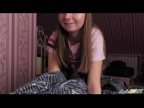 ❤️ Blondie оның BFF-ны терең сорып, аузына шәует алады Порно бойынша бізде ☑